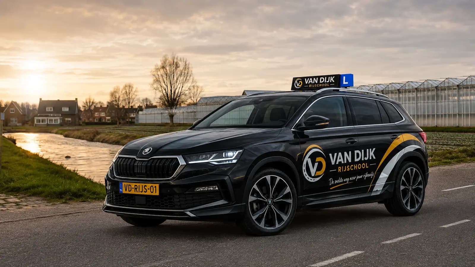 Zwarte Van Dijk Rijschool-lesauto op een landelijke weg bij Poeldijk