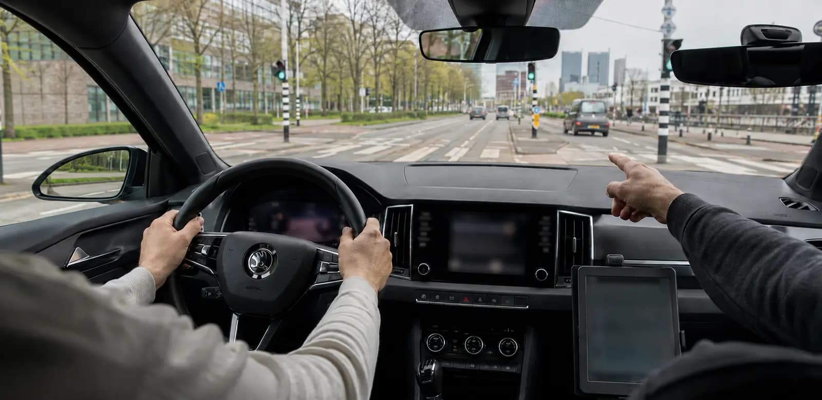 Rijles vanuit de auto in stedelijk verkeer in Den Haag