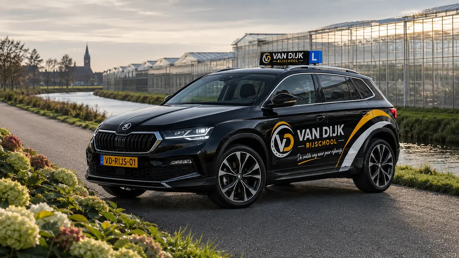Zwarte Van Dijk Rijschool-lesauto in een Westlandse omgeving bij De Lier