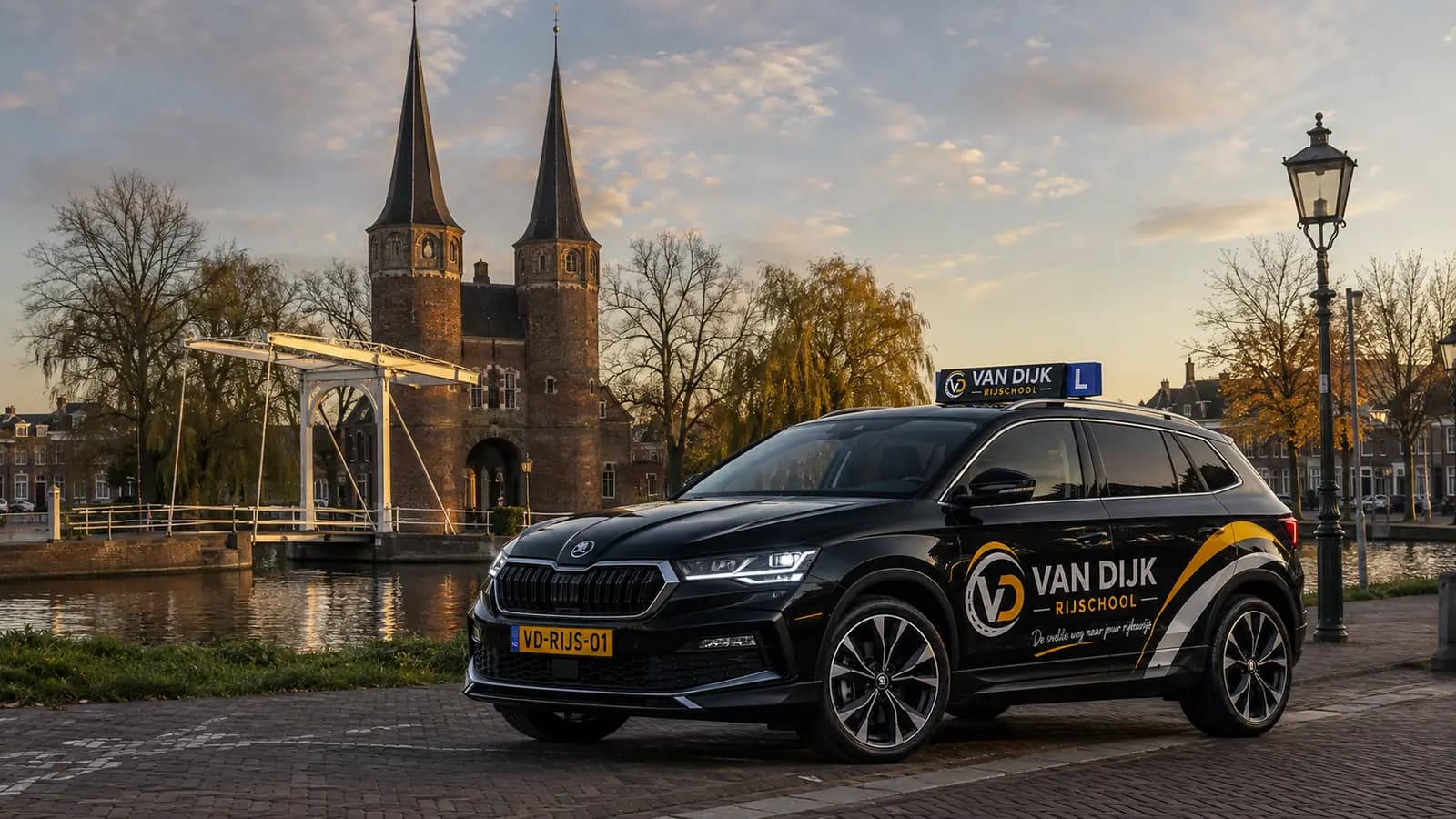 Zwarte Van Dijk Rijschool-lesauto bij de Oostpoort in Delft