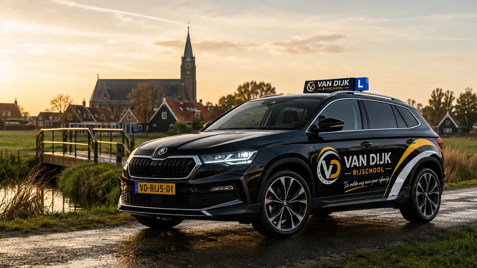 Zwarte Van Dijk Rijschool-lesauto in een groene omgeving bij Den Hoorn in Midden-Delfland