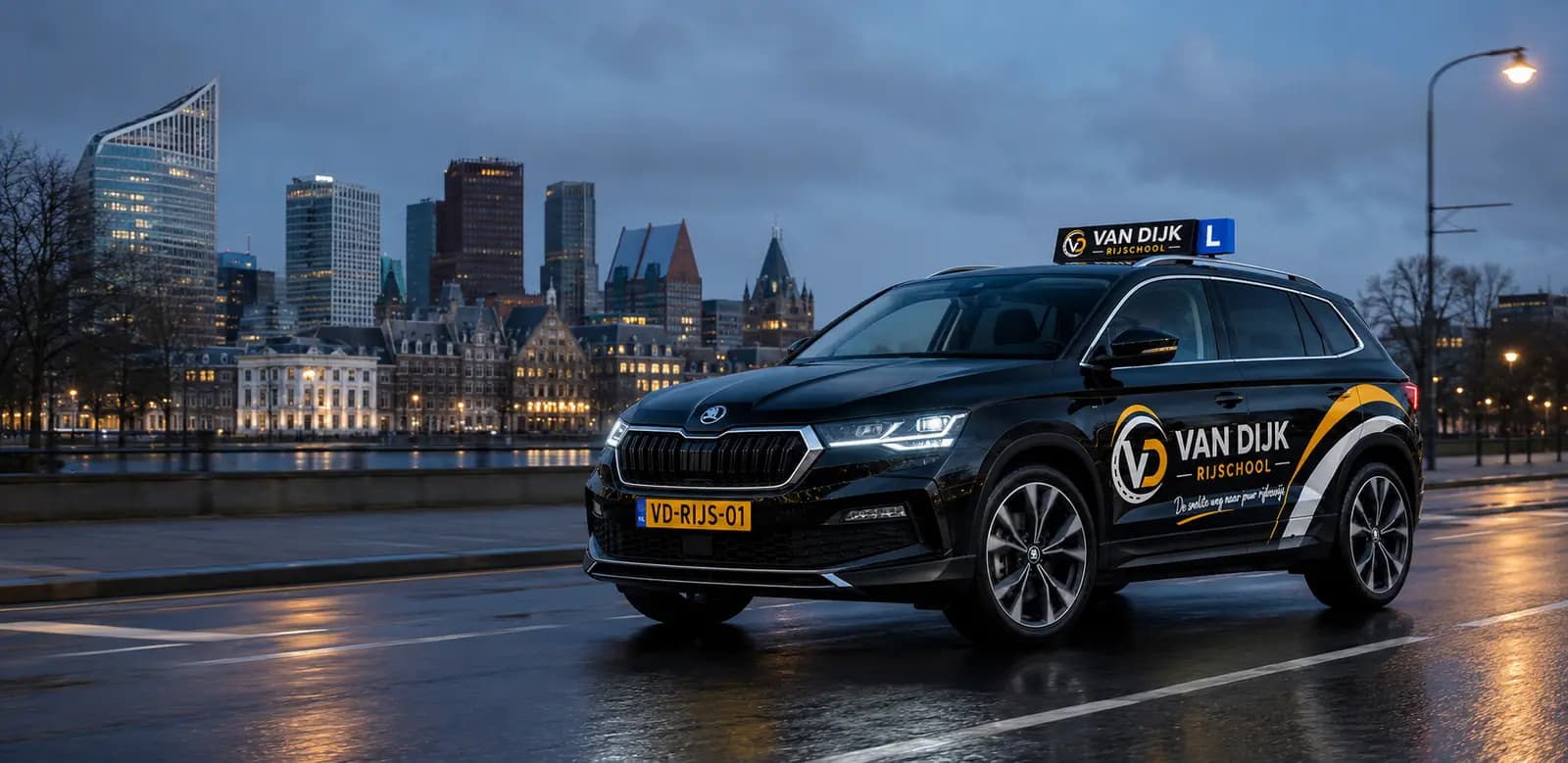 Zwarte Van Dijk Rijschool-lesauto met de Haagse skyline tijdens het blauwe uur
