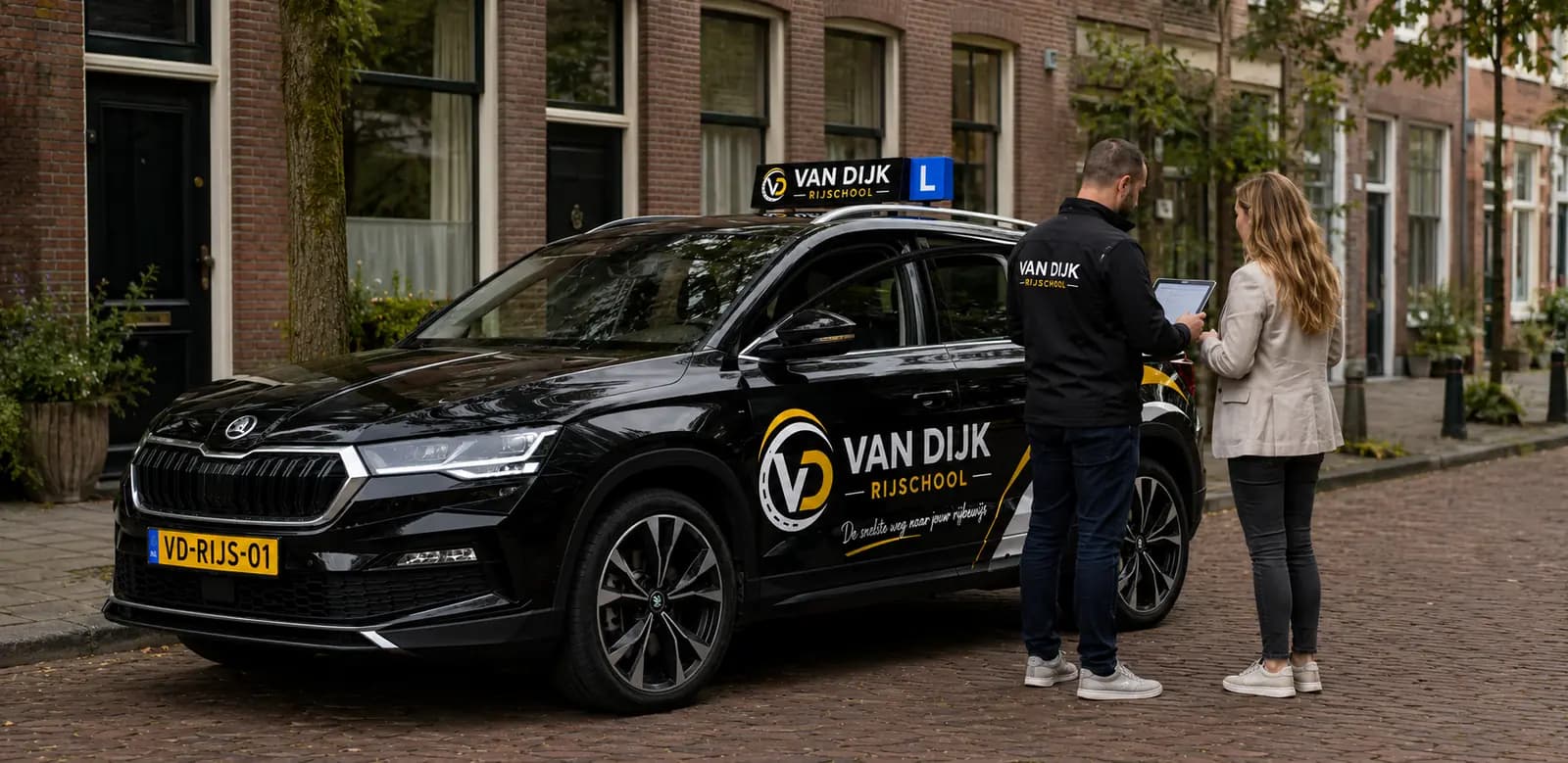 Kennismaking naast de zwarte Van Dijk Rijschool-lesauto