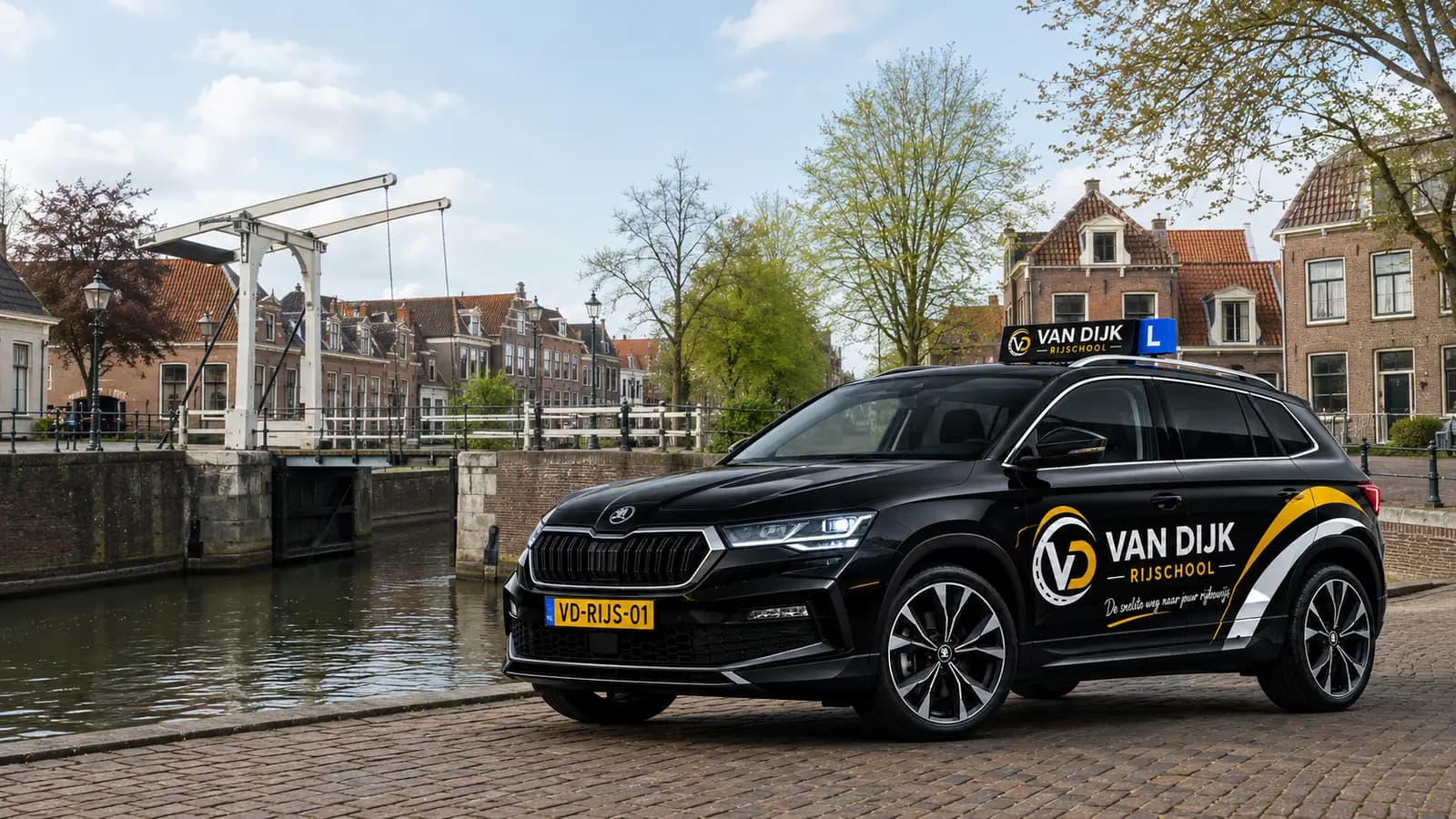Zwarte Van Dijk Rijschool-lesauto bij de historische sluis in Leidschendam