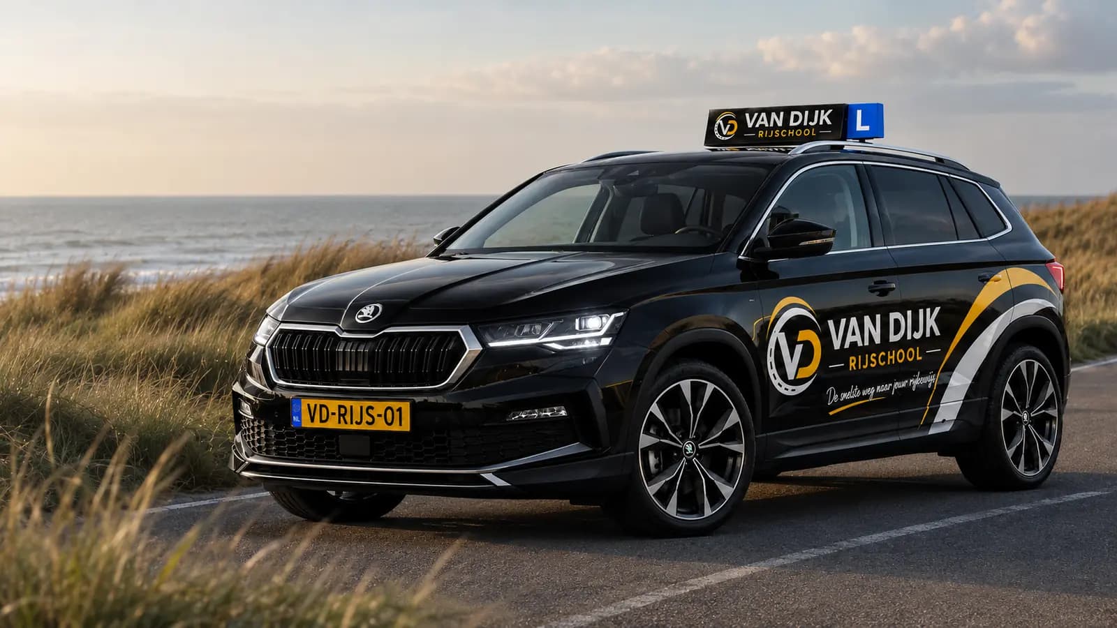 Zwarte Van Dijk Rijschool-lesauto op een kustweg bij Monster