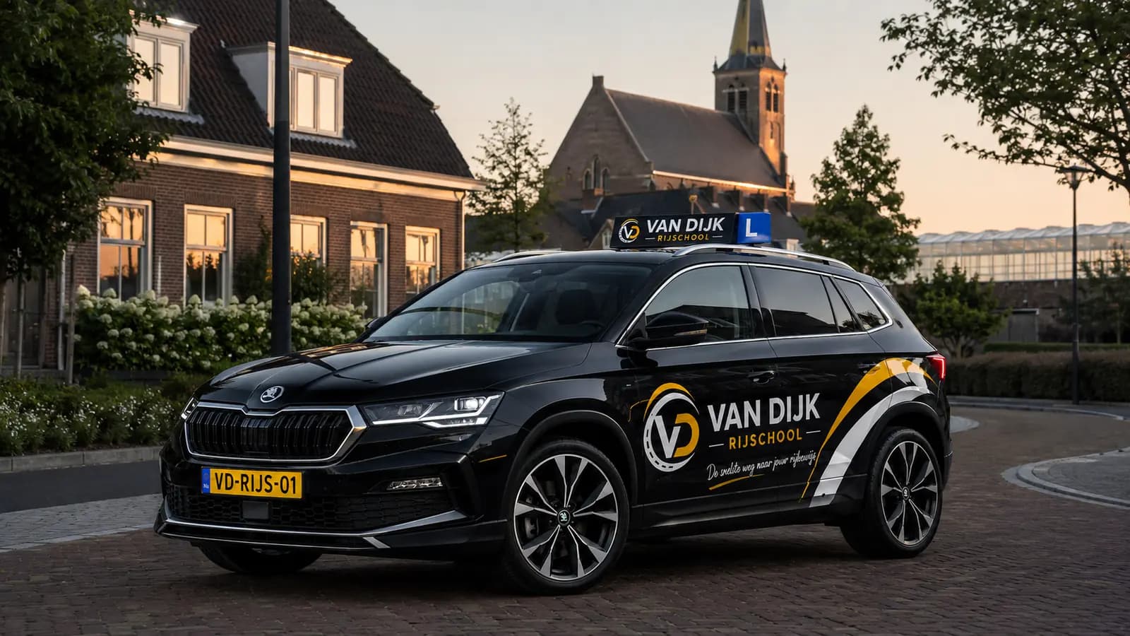 Zwarte Van Dijk Rijschool-lesauto in een straatbeeld bij Naaldwijk