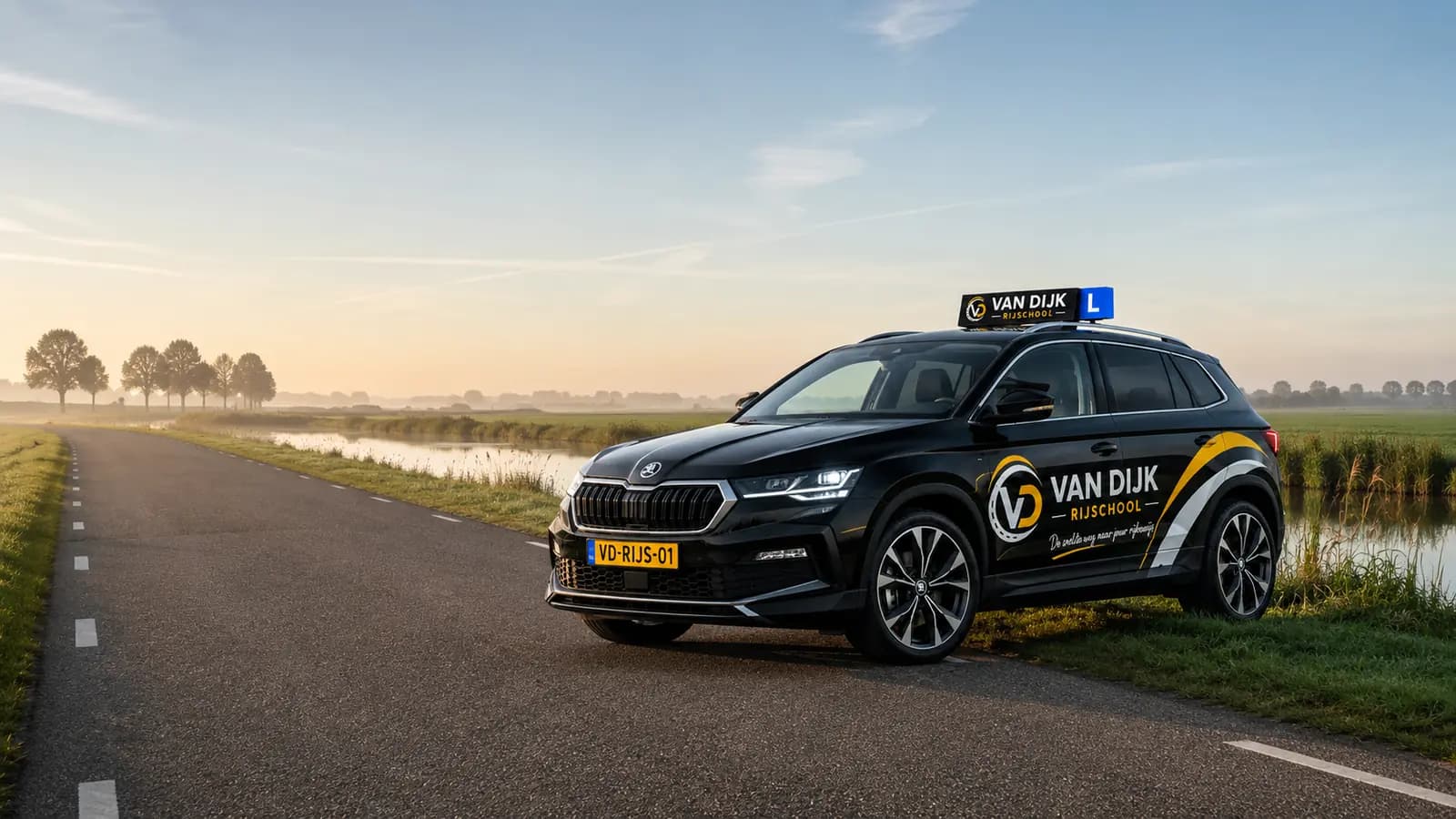 Zwarte Van Dijk Rijschool-lesauto op een polderweg bij Pijnacker