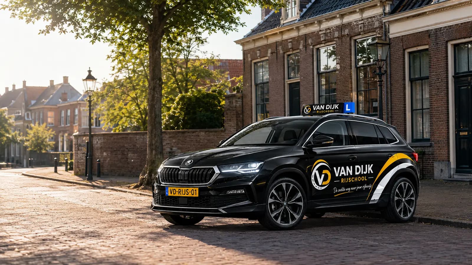 Zwarte Van Dijk Rijschool-lesauto in een historische straat in Oud-Rijswijk