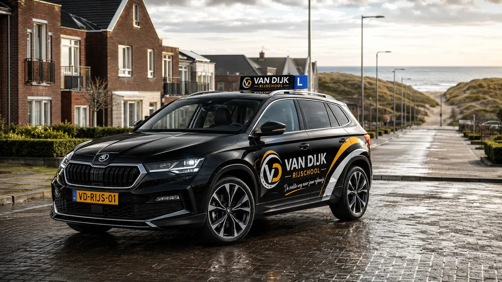 Zwarte Van Dijk Rijschool-lesauto in een straatbeeld bij ’s-Gravenzande