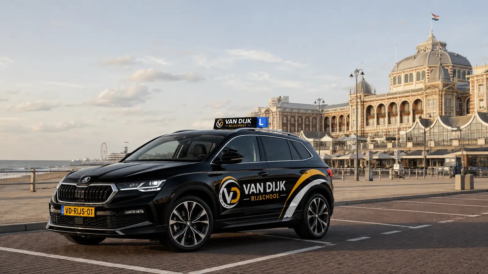 Zwarte Van Dijk Rijschool-lesauto op de boulevard bij het Kurhaus in Scheveningen